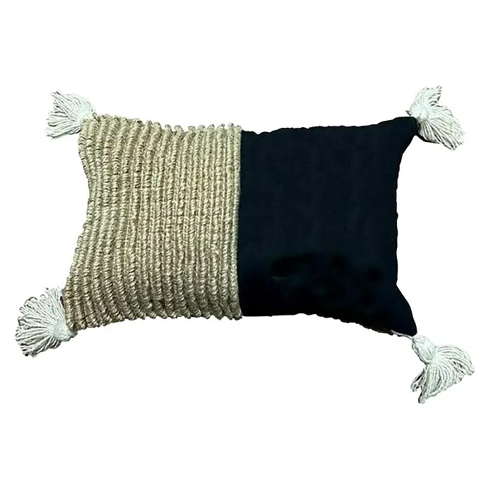 Cojín Yute Canale - 20 x 30 cm, Natural/Negro - Cojín decorativo con diseño de dos partes, con un lado de punto y cuatro borlas decorativas para un acento elegante.
