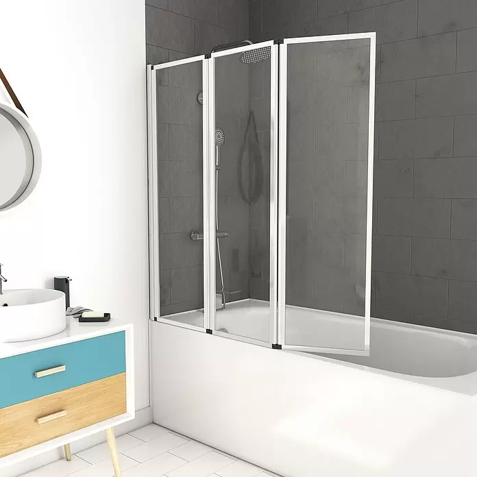Aurlane Badewannenaufsatz Triple - B x H: 125 x 143 cm, 3 Stk., Weiß - Klappbare Badewannenabtrennung mit klaren Glaspaneelen und weißen Rahmen, auf einer Badewanne in einem modernen Badambiente installiert.