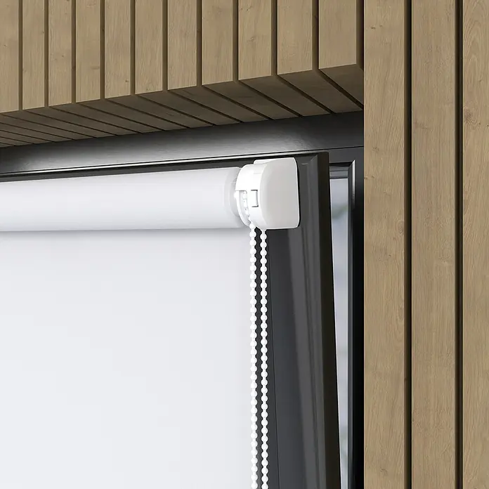Rollo Easyfix - B x H: 120 x 150 cm, Weiß, Uni - Nahaufnahme einer weißen Rollladenjalousie mit Kettenzug vor einer Wand mit Holzpaneelen.