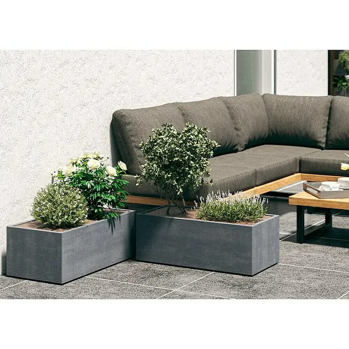 Deroma Millennium Pflanzkasten - Außenmaß (L x B x H): 79 x 39 x 39 cm, Kunststoff, Ashgrey - Bild eines modernen Außenbereichs mit grauen Pflanzkästen mit verschiedenen Pflanzen, die eine stilvolle und friedliche Gartenecke schaffen.