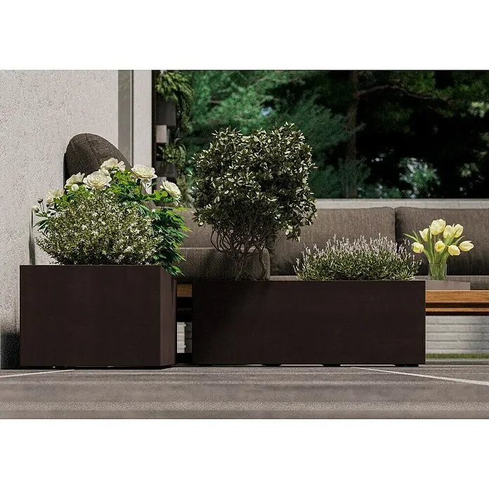 Deroma Millennium Macetero para plantas - Dimensiones externas (L x An x Al): 79 x 39 x 39 cm, Plástico, Antracita - Dos jardineras con plantas variadas en un entorno al aire libre, creando un ambiente relajante.
