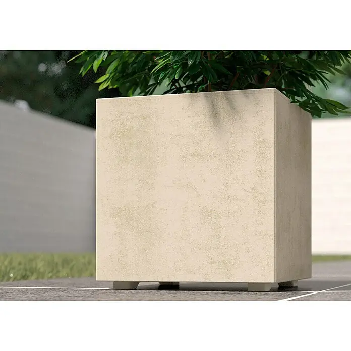 Deroma Millennium Pflanzkübel eckig - L x B x H: 25 x 25 x 25 cm, Kunststoff, Perlweiß - Nahaufnahme eines quadratischen Pflanzgefäßes mit grünen Pflanzen, das eine moderne und minimalistische Gartengestaltung präsentiert.