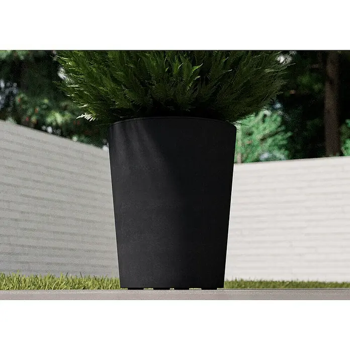 Deroma Millennium Pflanzkübel rund - Außenmaß (Ø x H): 43,5 x 53,5 cm, Aus recyceltem Kunststoff, Anthrazit - Nahaufnahme eines schwarzen Pflanzgefäßes mit grüner Pflanze vor verschwommenem Hintergrund, ideal für den Außenbereich.