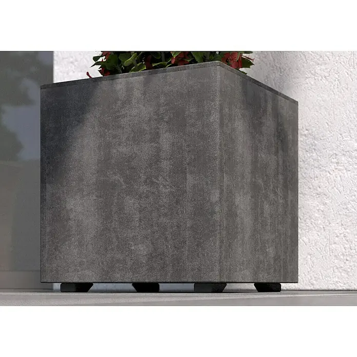 Deroma Millennium Pflanzkübel eckig - L x B x H: 39 x 39 x 39 cm, Kunststoff, Anthrazit - Nahaufnahme eines grauen, würfelförmigen Pflanzgefäßes mit Pflanzen darauf, das auf einem grauen Untergrund steht.