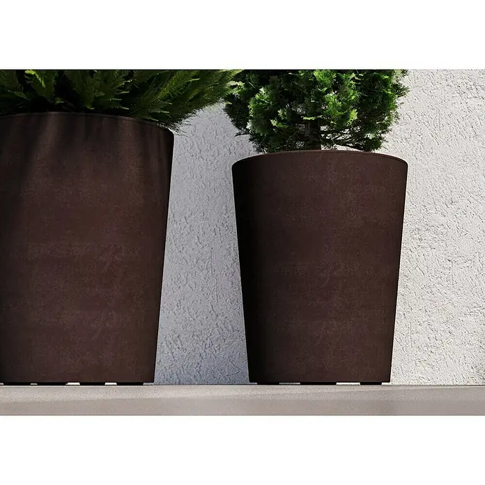 Deroma Millennium Pflanzkübel rund - Außenmaß (Ø x H): 43,5 x 53,5 cm, Kunststoff, Brownstone - Nahaufnahme von zwei braunen Pflanzgefäßen mit grünen Pflanzen vor einer weißen Wand, die das stilvolle Design und die natürliche Atmosphäre hervorhebt.