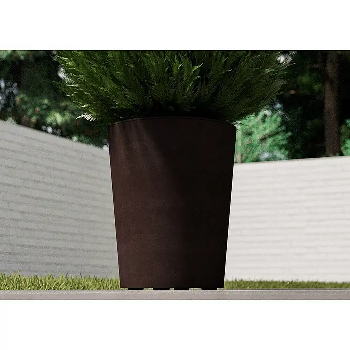 Deroma Millennium Pflanzkübel rundAußenmaß (Ø x H): 43,5 x 53,5 cm, Kunststoff, Brownstone - Nahaufnahme eines dunkelbraunen Blumentopfs mit einer grünen Pflanze darin, der auf einem grauen Untergrund vor einem Garten steht.