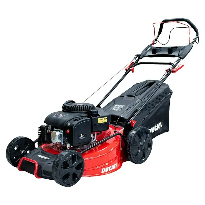 Ducati Cortacésped de gasolina DLM5303 - 4,4 kW, 224 cm³, Ancho de corte: 53 cm - Un cortacésped rojo Ducati con motor negro y saco de recogida, diseñado para un corte y cuidado del césped eficientes.