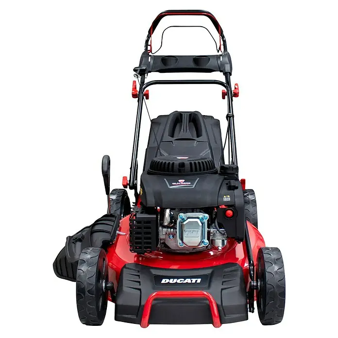Ducati Cortacésped de gasolina DLM5303 - 4,4 kW, 224 cm³, Ancho de corte: 53 cm - En la imagen, un cortacésped Ducati rojo, que destaca por su diseño robusto y su potente tecnología. Una herramienta ideal para el jardín.