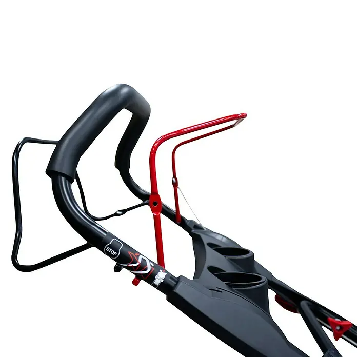 Ducati Cortacésped de gasolina DLM5303 - 4,4 kW, 224 cm³, Ancho de corte: 53 cm - Primer plano del mango del cortacésped con acolchado negro, palanca de control roja y elementos operativos para un funcionamiento seguro.