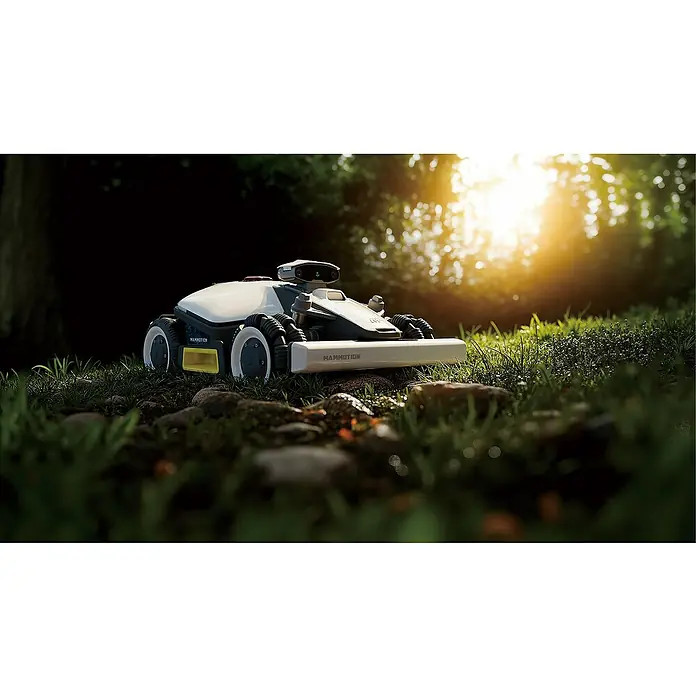 Mammotion Mähroboter Luba Mini AWD 800 - 800 m², Schnittbreite: 200 mm, Satellitengestützte Navigation, RTK - Der Mammotion-Mähroboter steht auf einer Wiese. Er ist mit modernster Technologie ausgestattet und sorgt für einen perfekten Rasenschnitt.