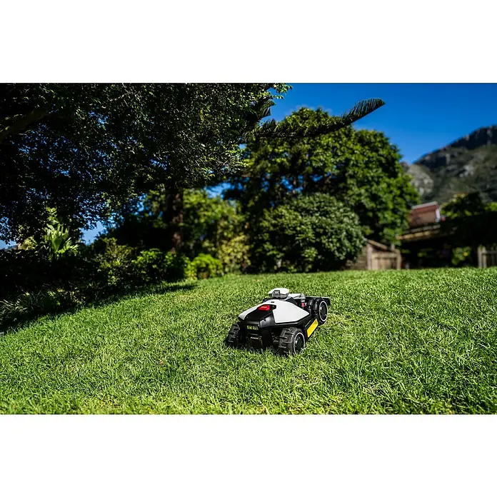 Mammotion Mähroboter Luba Mini AWD 800800 m², Schnittbreite: 200 mm, Satellitengestützte Navigation, RTK - Der Roboter-Rasenmäher gleitet mühelos über den grünen Rasen und sorgt für einen perfekt gepflegten Garten.