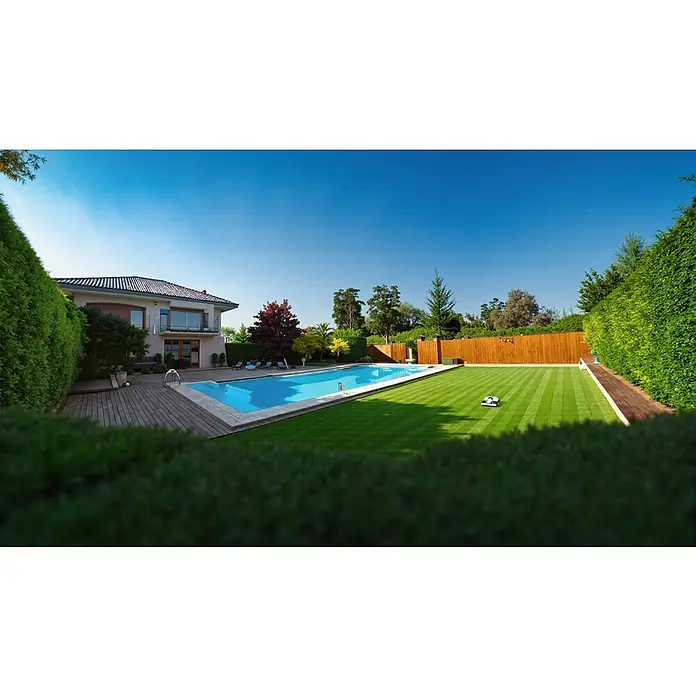Mammotion Mähroboter Luba Mini AWD 800800 m², Schnittbreite: 200 mm, Satellitengestützte Navigation, RTK - Wunderschönes Haus mit Pool und gepflegtem Rasen. Der Rasen wird von einem Rasenmähroboter gepflegt, der eine perfekte Rasenfläche bietet.