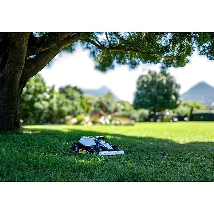 Mammotion Mähroboter Luba Mini AWD 800 - 800 m², Schnittbreite: 200 mm, Satellitengestützte Navigation, RTK - Der RTK Robotics Mähroboter auf einem grünen Rasen unter einem Baum. Ein innovatives Gerät für die Rasenpflege.