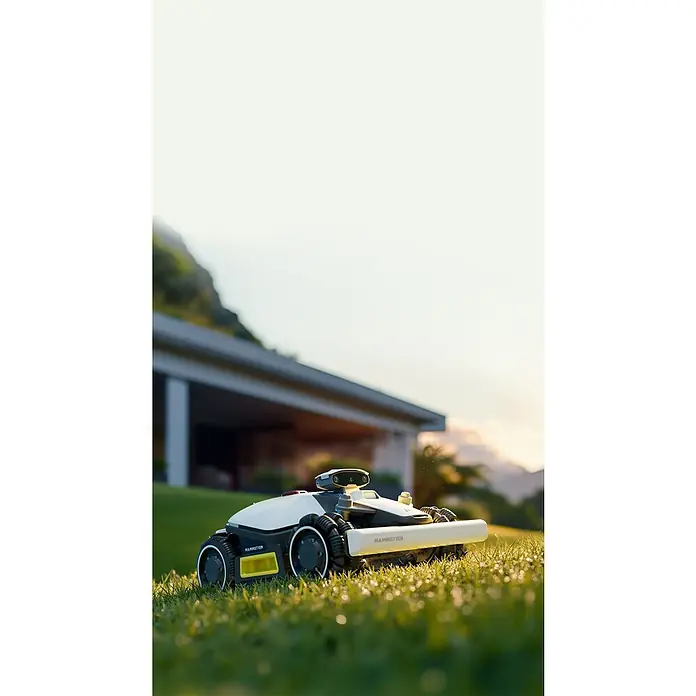 Mammotion Mähroboter Luba Mini AWD 800800 m², Schnittbreite: 200 mm, Satellitengestützte Navigation, RTK - Das Bild zeigt einen Mammotion-Mähroboter auf einem Rasen vor einem Haus. Der Roboter ist weiß, schwarz und gelb.