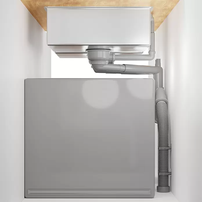 Prevex Ablaufgarnitur Smartloc - Grau, Überlauf - Unterspülbecken-Installation mit Metallspülbecken, grauen Rohren und Wellschlauch, verbunden mit einem grauen Geschirrspüler unter einer Holzplatte.