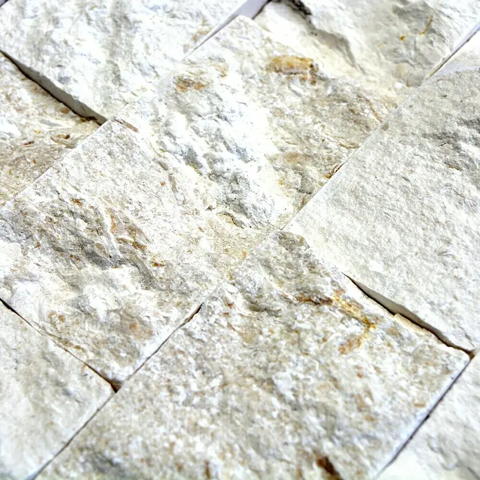 Mosaikfliese Brick Splitface Colonial X3D 49792 - 30,5 x 29 cm, Weiß, Matt - Nahaufnahme von weißen Natursteinverblendern mit interessanten Texturen und subtilen Farbunterschieden für Wandgestaltungen.