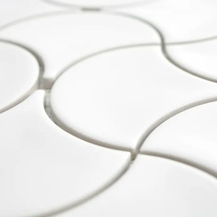Mosaikfliese Fächer Uni FS 17W - 27,6 x 27,6 cm, Weiß, Glänzend - Nahaufnahme von weißen, gewölbten Mosaikfliesen, die ein elegantes und sauberes Design für moderne Oberflächen schaffen.
