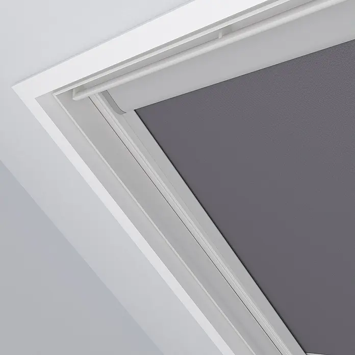 Dachfensterrollo Sky MK08 - Farbe: Grau, Manuell - Nahaufnahme eines grauen Dachfensterrollos in einem weißen Rahmen, das Licht und Privatsphäre im Raum reguliert.