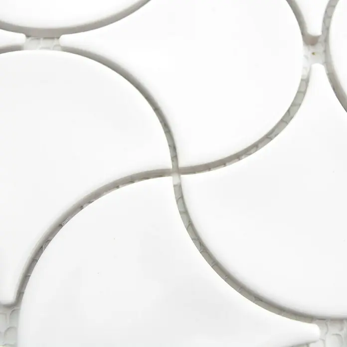Mosaikfliese Fächer Uni FS 17W - 27,6 x 27,6 cm, Weiß, Glänzend - Nahaufnahme eines weißen Fächerfliesenmusters mit glatter Oberfläche, das ein elegantes und modernes Design für Wand- und Bodenanwendungen zeigt.