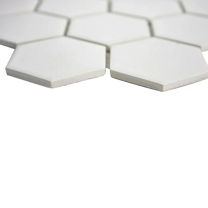 Mosaikfliese Hexagon Uni CU HX101 - 32,5 x 28,1 cm, Weiß, Matt - Nahaufnahme von weißen, sechseckigen Fliesen, die ein modernes und minimalistisches Design für Wand- und Bodengestaltung bieten.
