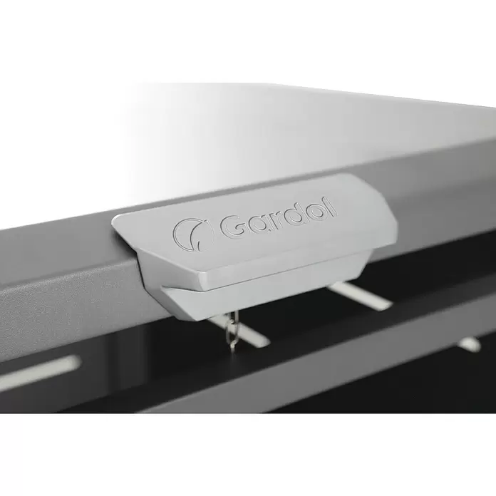 Gardol Mülltonnenbox - 69,5 x 117,5 cm, Stahl, Anthrazit, Geeignet für Anzahl Mülltonnen: 1 Stk. - Hellgraue Gardol Abdeckung/Gehäuse mit Logo, an dunklem Rahmen befestigt, mit kleinem Metallhaken.