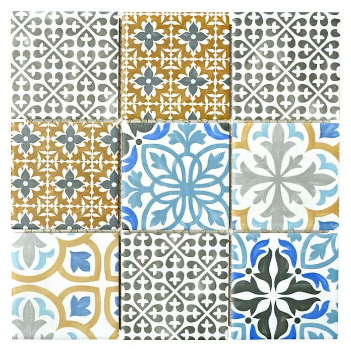 Mosaikfliese Quadrat Classico Mix Porto - 29,8 x 29,8 cm, Mehrfarbig, Matt - Vielfalt an Dekorfliesen: Ein Mosaik aus neun Fliesen mit floralen und geometrischen Mustern in Grau, Gold und Blautönen.