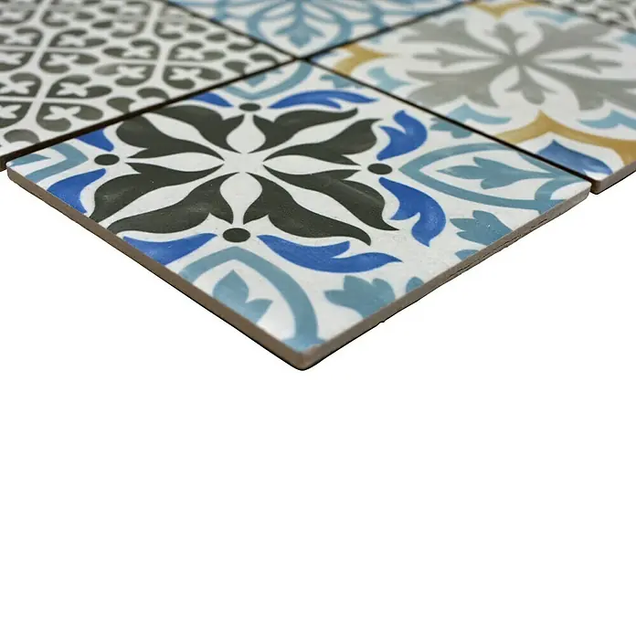 Mosaikfliese Quadrat Classico Mix Porto - 29,8 x 29,8 cm, Mehrfarbig, Matt - Nahaufnahme von dekorativen Keramikfliesen mit floralen Mustern in Grau-, Blau- und Gelbtönen für stilvolle Wohnraumgestaltung.
