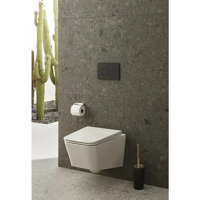 VitrA Equal WC-Sitz - Duroplast, Weiß, Mit Absenkautomatik - Nahaufnahme einer modernen, wandhängenden Toilette mit Spültaste und Toilettenpapierhalter vor einer grauen Wand.