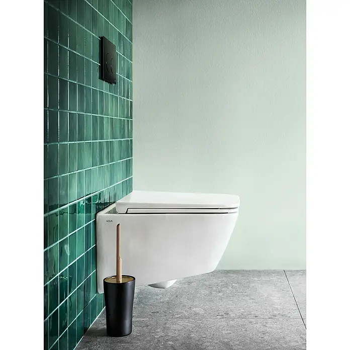 VitrA Equal Wand-WC - Spülrandlos, Mit schmutzabweisender Glasur, Spülform: Tief, WC Abgang: Waagerecht, Weiß - Dieses Bild zeigt eine moderne, an der Wand montierte Toilette von Vitra in einem stilvollen Badezimmer mit grünen Fliesen.