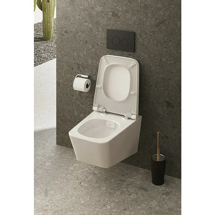 VitrA Equal Wand-WC - Spülrandlos, Mit schmutzabweisender Glasur, Spülform: Tief, WC Abgang: Waagerecht, Weiß - Elegante Wandtoilette in Weiß mit offenem Deckel, ergänzt durch Toilettenpapierhalter und Bürste, vor einer stilvollen grauen Wand.