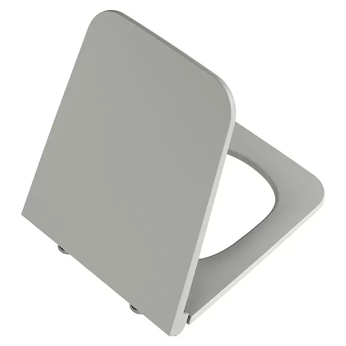 VitrA Equal WC-Sitz - Duroplast, Steingrau, Mit Absenkautomatik - Grauer Toilettensitz mit Absenkautomatik, geöffnet dargestellt.