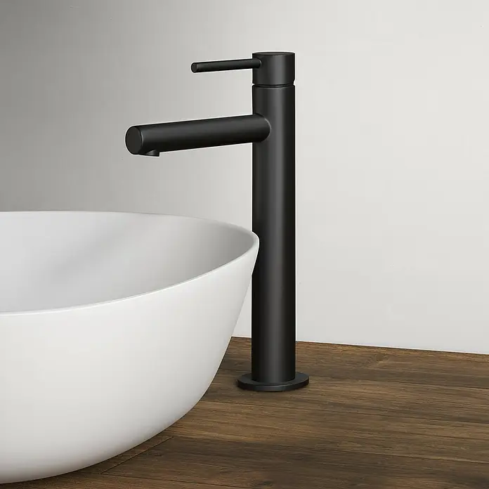 VitrA Plural Aufsatzwaschbecken - 47 x 40 cm, Mit schmutzabweisender Glasur, Hahnloch: Ohne, Ohne Überlauf, Weiß - Elegante Nahaufnahme eines schwarzen, modernen Wasserhahns neben einem runden, weißen Waschbecken auf einer Holzoberfläche.