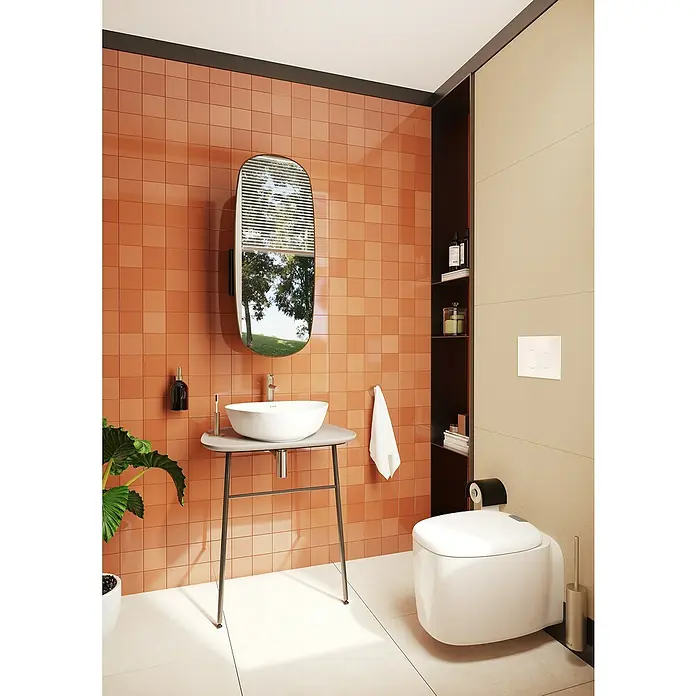 VitrA Plural Aufsatzwaschbecken - 47 x 40 cm, Mit schmutzabweisender Glasur, Hahnloch: Ohne, Ohne Überlauf, Edelweiß - Ein modernes Badezimmer mit einem eleganten, freistehenden Waschbecken und einer Wandtoilette, die durch ein schlichtes Design und erdigen Farbtönen besticht.