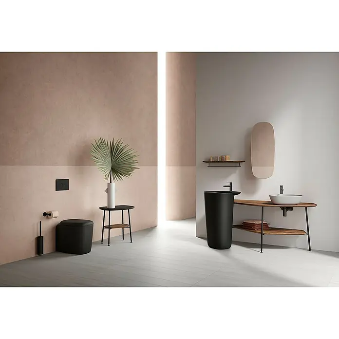 VitrA Plural Aufsatzwaschbecken - 47 x 40 cm, Mit schmutzabweisender Glasur, Hahnloch: Ohne, Ohne Überlauf, Taupe - Elegantes Badezimmerdesign mit einem freistehenden, schwarzen Waschtisch und einem WC in mattem Schwarz, akzentuiert durch natürliche Holzelemente.