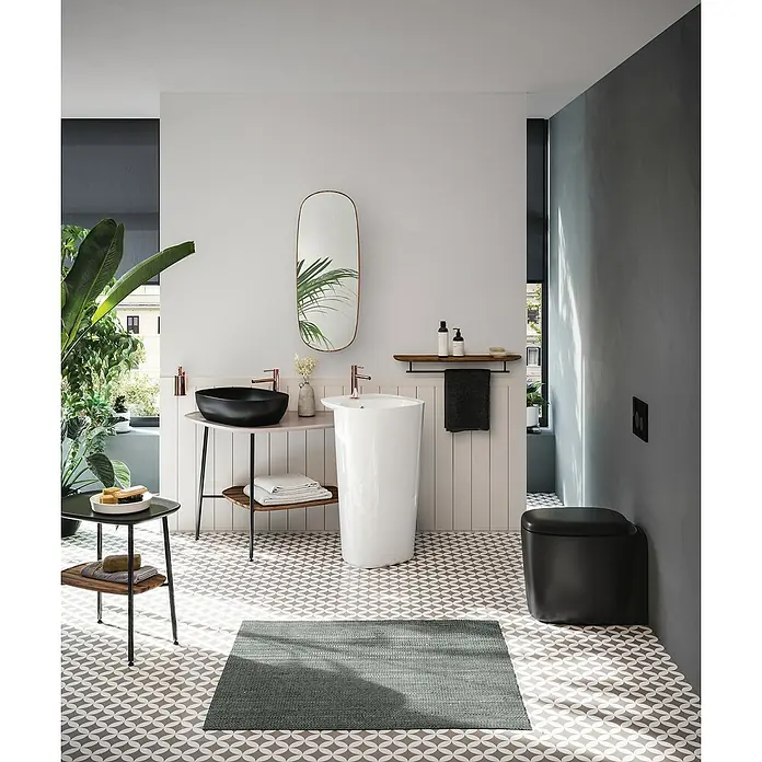 VitrA Plural Aufsatzwaschbecken - 45 x 38 cm, Mit schmutzabweisender Glasur, Hahnloch: Ohne, Ohne Überlauf, Schwarz - Modernes Badezimmer mit einem schwarzen Aufsatzwaschbecken und einem weißen Waschtisch. Ein Spiegel und eine Ablage runden das Design ab.