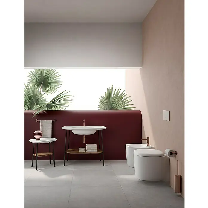 VitrA Plural Wand-WC - Spülrandlos, Mit schmutzabweisender Glasur, Spülform: Tief, WC Abgang: Waagerecht, Edelweiß - Ein Badezimmer mit einem Waschbecken mit Unterschrank, Toilette, Bidet und Accessoires in Kupferoptik.