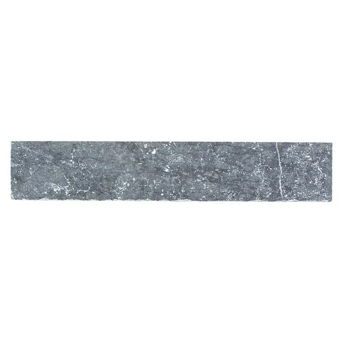 Sockelfliese Nero SO 43470 - 7 x 40,6 cm, Schwarz, Matt - Ein rechteckiger, grauer Stein mit unregelmäßiger Textur und weißen Sprenkeln. Perfekt für dekorative Akzente oder als stilvolle Bordüre.