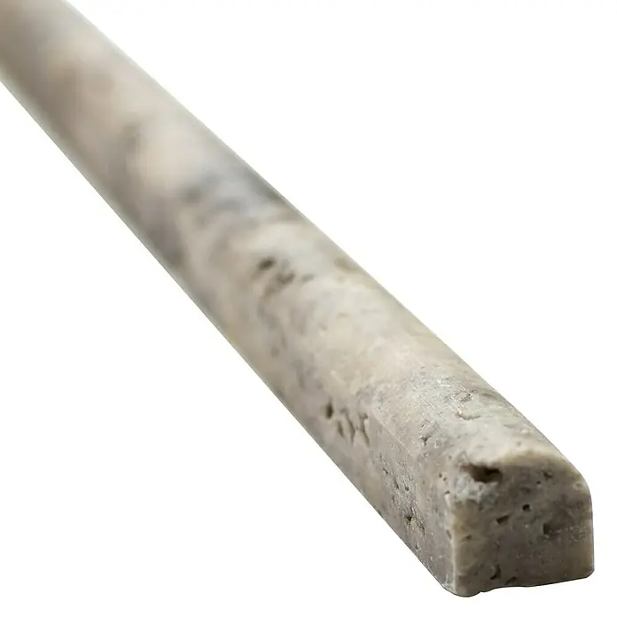 Fliesenbordüre Travertin PP 47315 - 30,5 x 1,5 cm, Silber, Matt - Nahaufnahme eines Viertelstab-Abschlusses aus Travertin mit rustikaler Textur und natürlicher Farbgebung.
