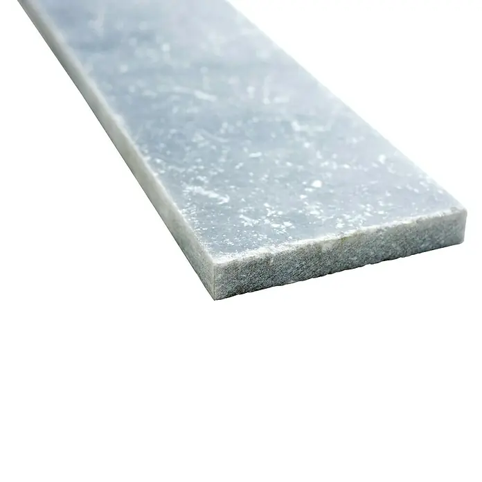 Sockelfliese Bardiglio SO 40470 - 7 x 40,6 cm, Grau, Matt - Grauer Marmorstreifen mit subtilen weißen Akzenten, ideal für elegante und moderne Designanwendungen. Robuster Akzent, der optisch überzeugt.
