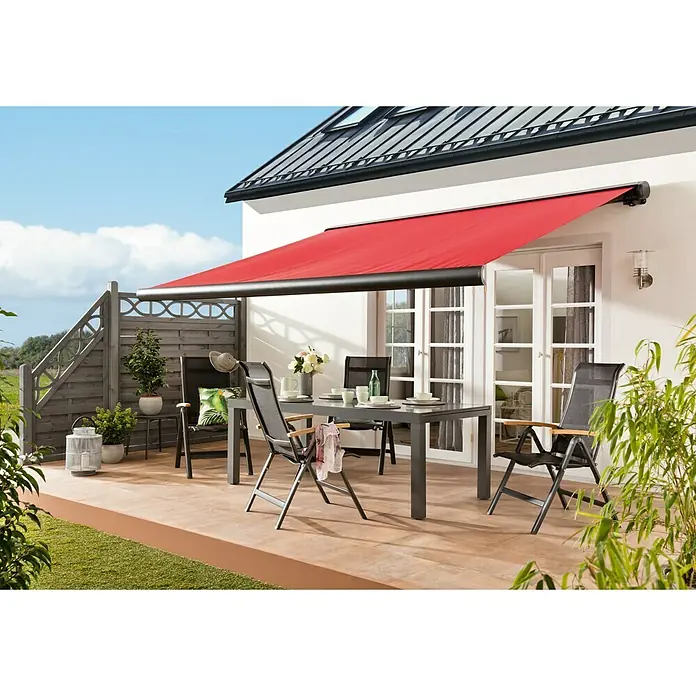 Sichtschutzelement Gründau - 89 x 89/179 cm, Abgeschrägt, Mit Ornament-Gitter, Grau - Eine stilvolle Terrassengestaltung mit einer rot gestreiften Markise, die Schatten spendet und das Ambiente aufwertet. Der Tisch und die Stühle laden zum Verweilen ein.
