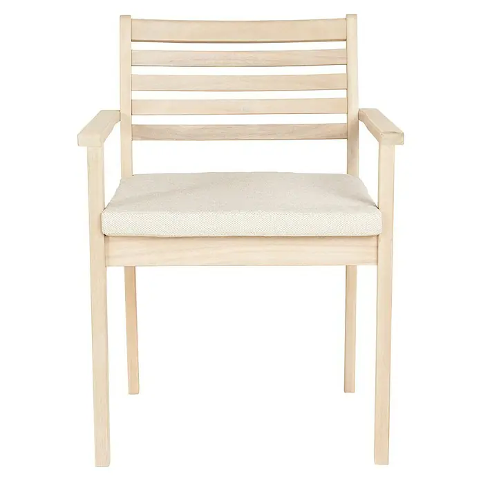 Sunfun Silla de jardín Nour - 56 x 60 x 84 cm, Natural, Madera de acacia - Una silla de madera clara con reposabrazos y un cojín de asiento beige. La silla tiene una estructura de listones en el respaldo.