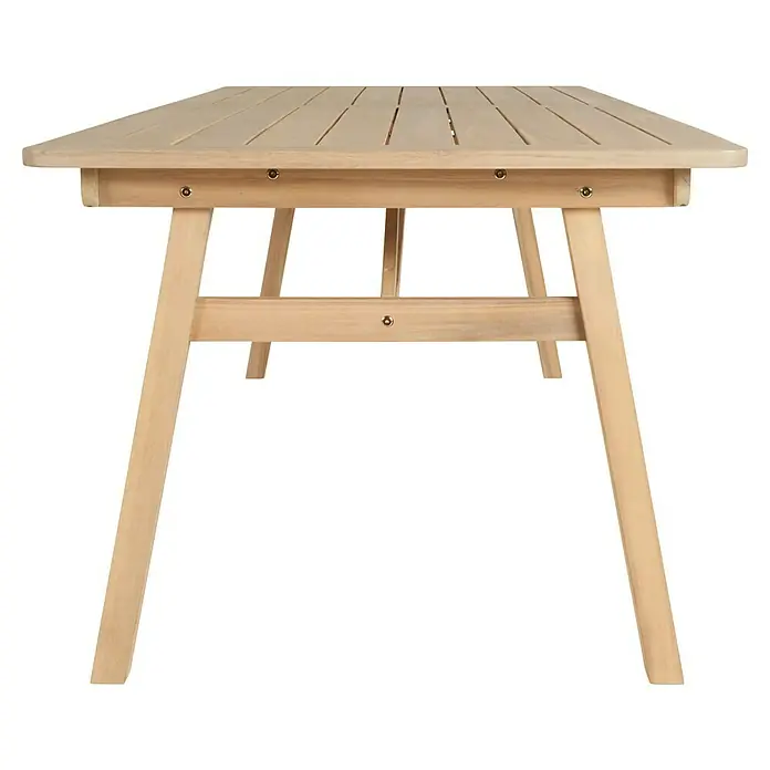 Sunfun Conjunto de muebles Aladar - 7 pzs., Madera de acacia, Natural - Primer plano de una mesa de comedor de madera con tablero de listones y cuatro patas inclinadas sobre un fondo negro.