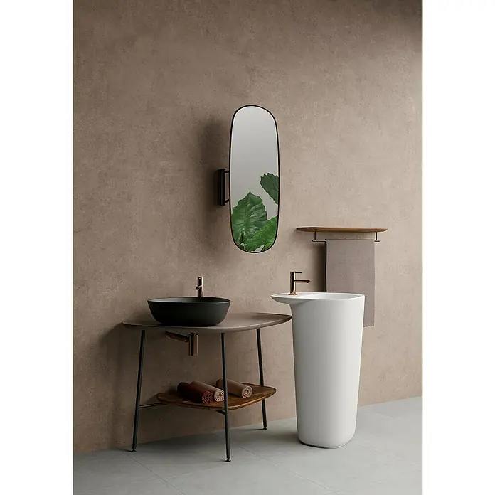 VitrA Plural Aufsatzwaschbecken - 47 x 40 cm, Mit schmutzabweisender Glasur, Hahnloch: Ohne, Ohne Überlauf, Schwarz - Badezimmerinterieur mit Waschbecken auf Konsole, freistehendem Waschbecken und länglichem Spiegel an beiger Wand.