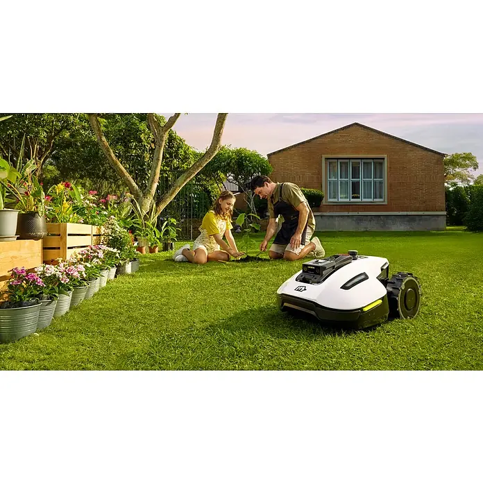 Mammotion Mähroboter Yuka Mini 800800 m², Schnittbreite: 190 mm, Satellitengestützte Navigation, RTK - Ein moderner Rasenmähroboter steht im Garten, während ein Vater mit seiner Tochter einen Baum pflanzt.