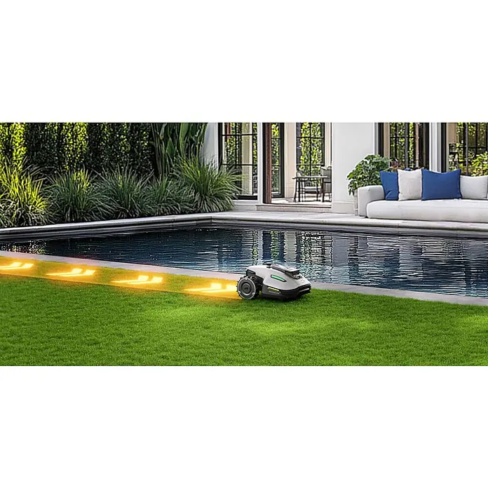 Mammotion Mähroboter Yuka Mini 800800 m², Schnittbreite: 190 mm, Satellitengestützte Navigation, RTK - Ein Rasenmähroboter in einem Garten mit Pool. Das Gerät mäht präzise den Rasen entlang des Pools.
