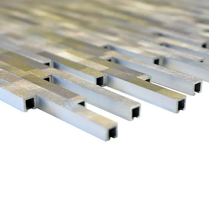 Mosaikfliese Verbund ALF L102L - 27,2 x 30,2 cm, Braun/Beige, Matt - Detailaufnahme einer silbernen, modularen Wandverkleidung aus Aluminiumprofilen mit quadratischem Querschnitt.