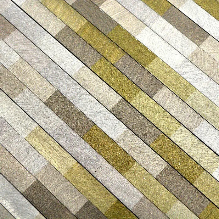 Mosaikfliese Verbund ALF L102L - 27,2 x 30,2 cm, Braun/Beige, Matt - Detailaufnahme eines Mosaiks aus rechteckigen Holzstücken in Silber-, Gold- und Brauntönen, die diagonal angeordnet sind. Textur und Farbtiefe betonen.