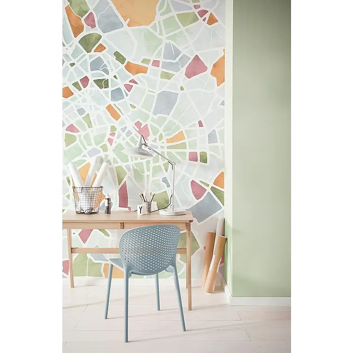 Komar Flair Fototapete City Map - B x H: 150 x 250 cm, Vlies - Schreibtisch mit geometrischer Wand, Stuhl. Perfekt für Arbeitszimmer oder Homeoffice, stilvoll und funktional eingerichtet.