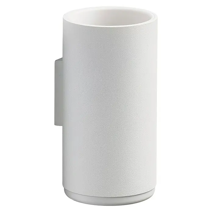Zone Denmark Zahnputzbecher RIM - ABS-Kunststoff, White, Wandmontage - Nahaufnahme einer weißen zylindrischen Wandleuchte, die ein schlichtes und modernes Design mit einer robusten Halterung kombiniert.