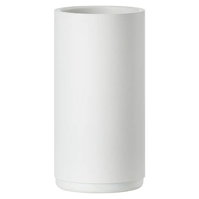 Zone Denmark Zahnputzbecher RIM - ABS-Kunststoff, White - Nahaufnahme eines weißen, zylindrischen Pflanzgefäßes mit strukturierter Oberfläche und schlichtem Design. Ideal für moderne Innenräume.